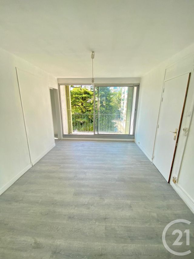 Afficher la photo en grand Appartement F2 à vendre - 2 pièces - 34.1 m2 - MARSEILLE - 13013 - PROVENCE-ALPES-COTE-D-AZUR - Century 21 Longchamp Immobilier