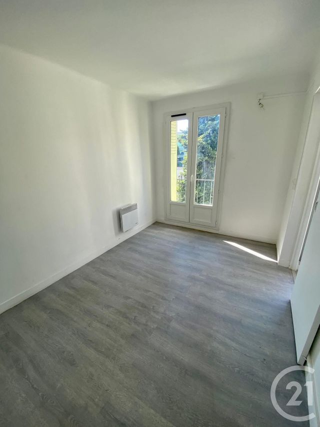 Afficher la photo en grand Appartement F2 à vendre - 2 pièces - 34.1 m2 - MARSEILLE - 13013 - PROVENCE-ALPES-COTE-D-AZUR - Century 21 Longchamp Immobilier