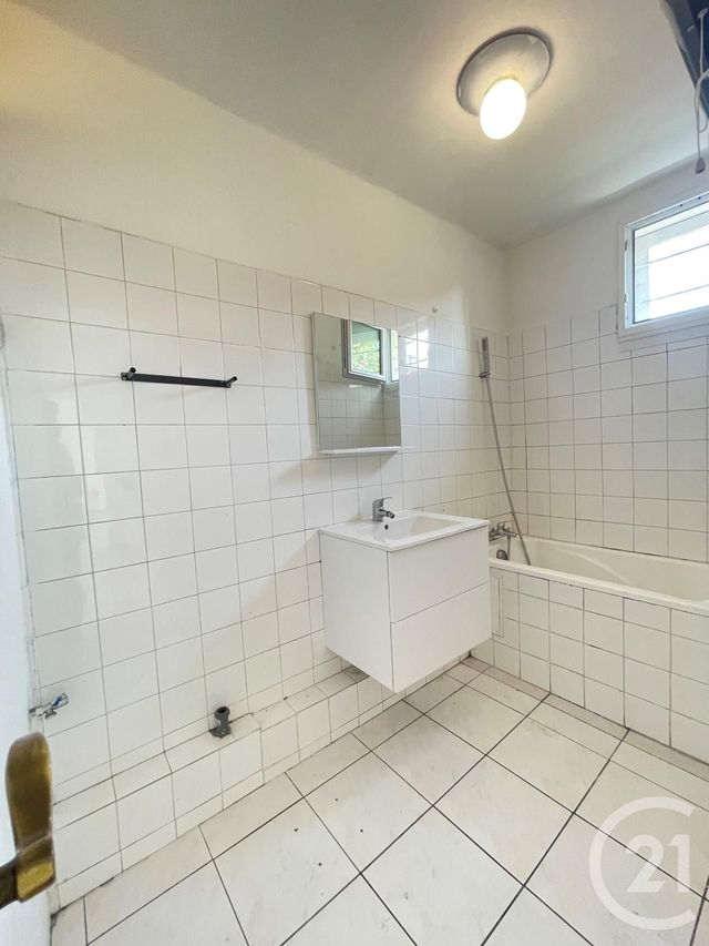Appartement T3 à vendre - 3 pièces - 46.87 m2 - MARSEILLE - 13013 - PROVENCE-ALPES-COTE-D-AZUR - Century 21 Longchamp Immobilier Appartement T3 à vendre - 3 pièces - 46.87 m2 - MARSEILLE - 13013 - PROVENCE-ALPES-COTE-D-AZUR - Century 21 Longchamp Immobilier