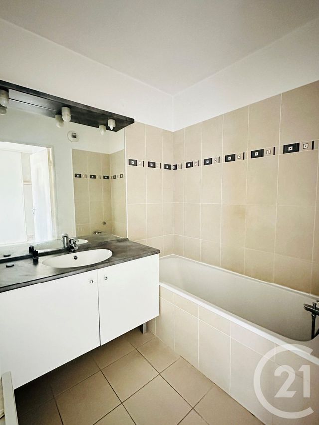 Appartement T3 à vendre - 3 pièces - 66.64 m2 - MARSEILLE - 13004 - PROVENCE-ALPES-COTE-D-AZUR - Century 21 Longchamp Immobilier